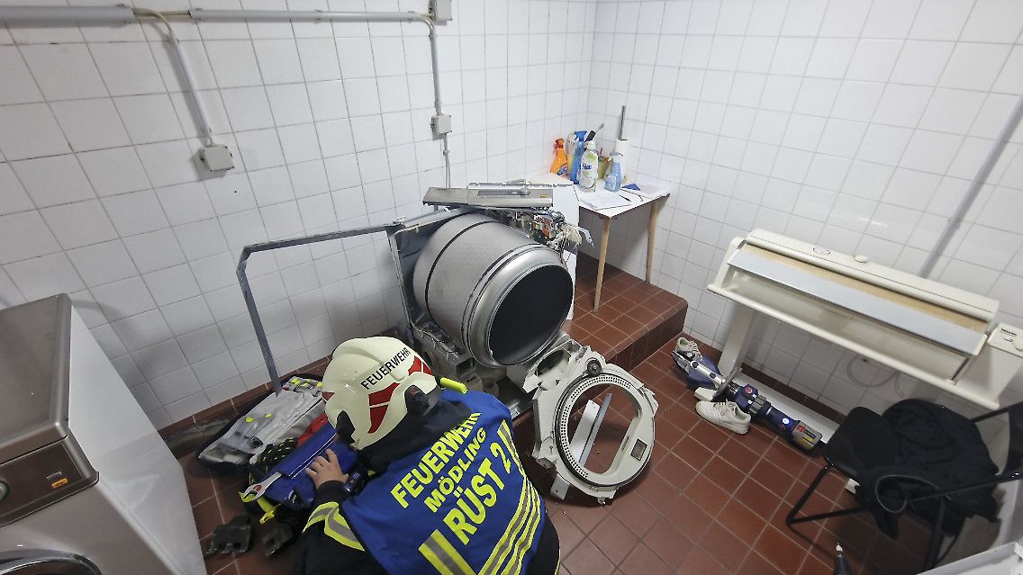 Erfolgreiche Befreiung: der zerlegte Wäschetrockner nach dem Feuerwehr-Einsatz.