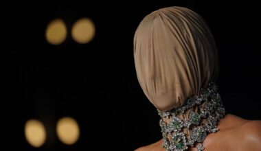 Verhüllt bei Gala in LA: Kim Kardashian schockt mit Masken-Look