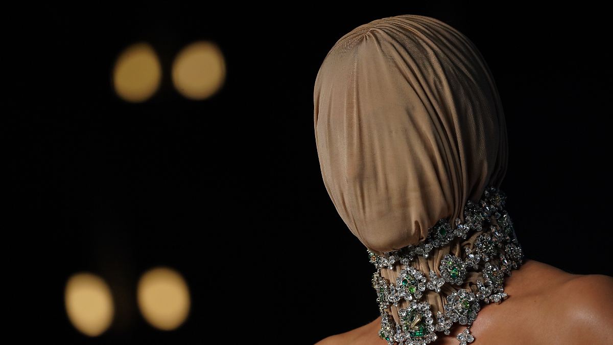 Verhüllt bei Gala in LA: Kim Kardashian schockt mit Masken-Look
