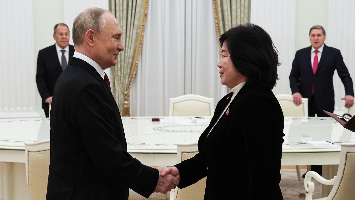 Händeschütteln im Kreml: Putin begrüßt Choe Son Hui.