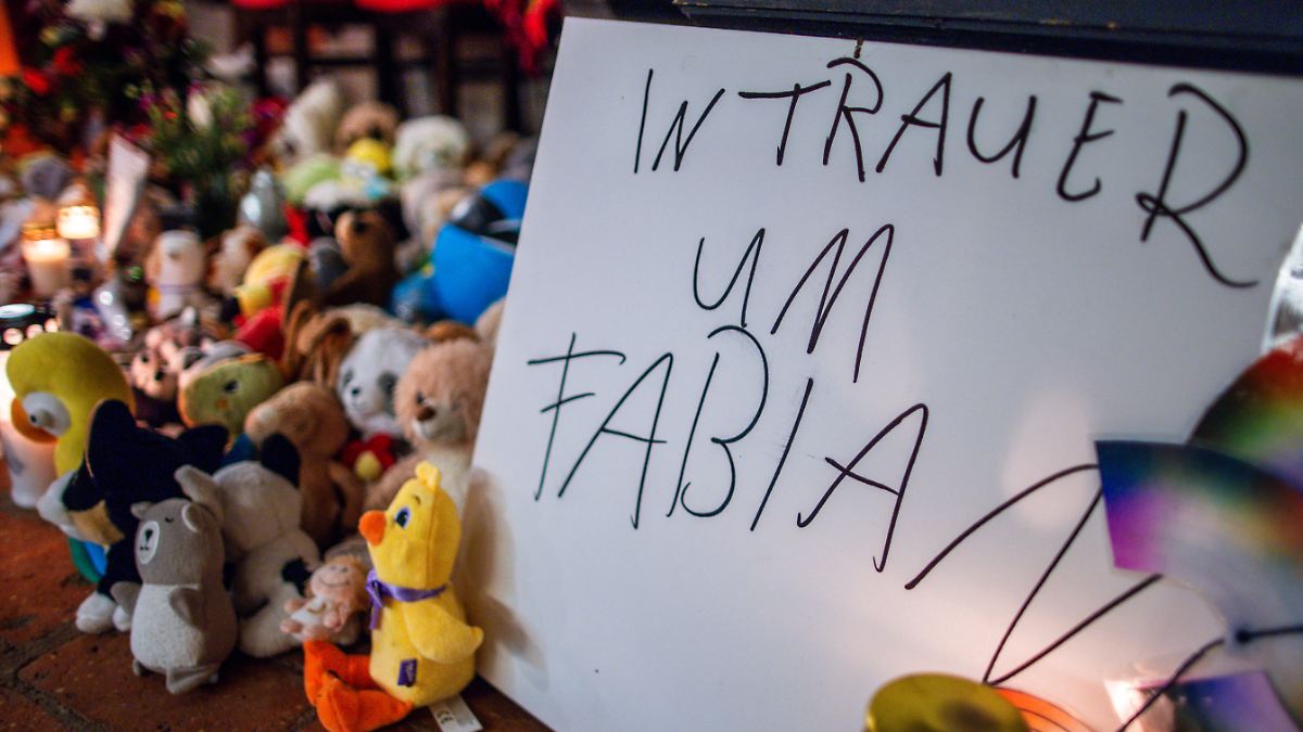 "Ein Güstrower Kind": Hunderte nehmen an Trauergottesdienst von ermordetem Fabian Abschied