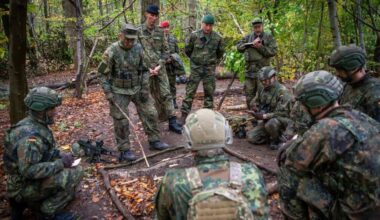 Offiziersschule Dresden: Inspekteur des Heeres empfangen