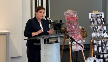 Justizministerin Franziska Weidinger (CDU) spricht bei der Eröffnung des Kunstwettbewerbs im Landgericht Halle, an ihrem Geburtstag.