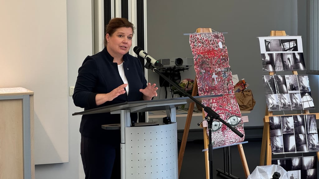 Justizministerin Franziska Weidinger (CDU) spricht bei der Eröffnung des Kunstwettbewerbs im Landgericht Halle, an ihrem Geburtstag.