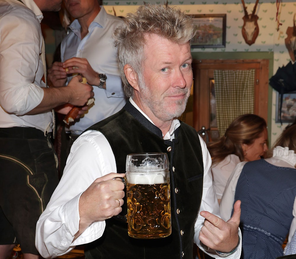 Zarte Keyboarderkünstlerfinger können auch zupacken: Magne Furuholmen im Käferzelt.