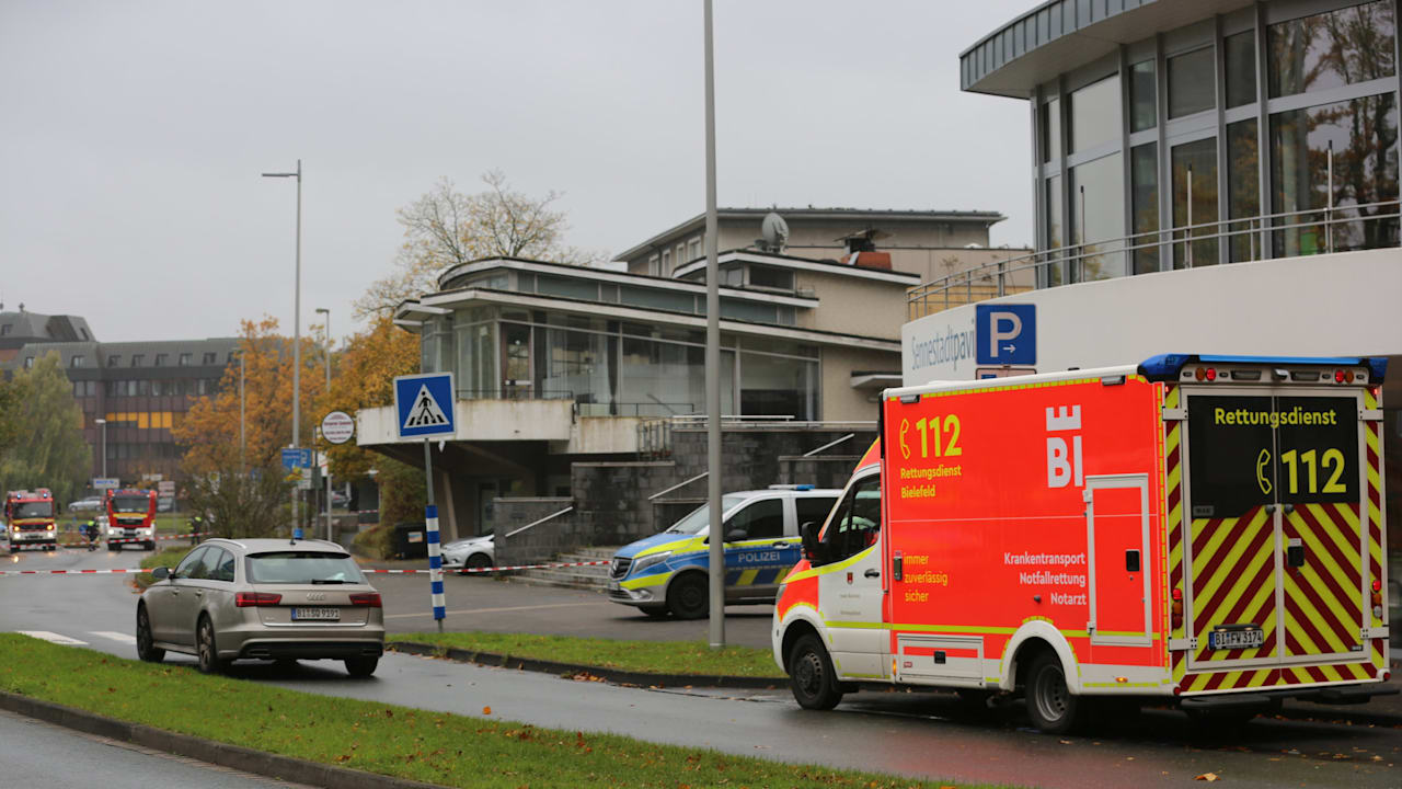 Alarm in Bielefeld: Handgranate dabei! Polizei schießt Mann (62) an | Regional