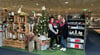 Jane Samuel Jane, Gesine Krüger und Anna Lena Zenk (von links) haben alles weihnachtlich dekoriert im Erdgeschoss des größten Möbelhauses der Stadt.
