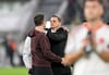 Erleichterung pur: Sportvorstand Joti Chatzialexiou (l) und Trainer Miroslav Klose (l) umarmen sich nach dem Auswärtssieg in Düsseldorf. (Archivbild)