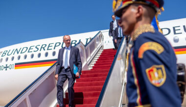 Nach Trump-Gipfel: Kanzler Merz steckte drei Stunden auf Flugfeld fest | Politik