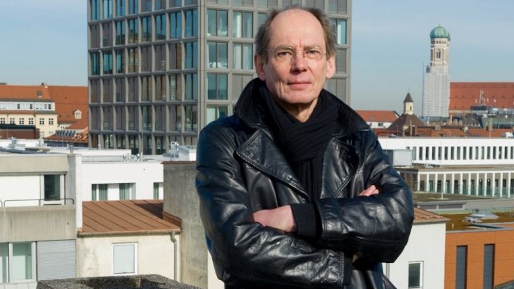 Autor Max Bronski alias Franz-Maria Sonner über den Dächern Münchens.