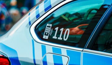 Unbekannter rempelt Frau an und klaut ihren Geldbeutel