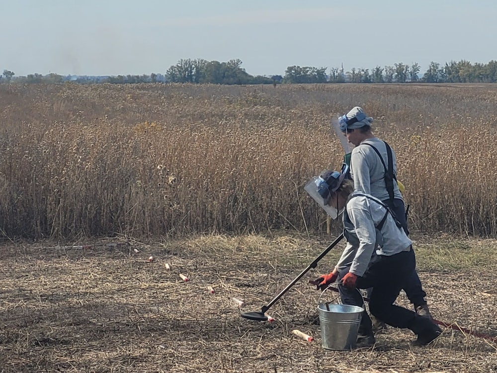 Unterwegs mit den Minenräumern von Halo Trust auf einem Feld in der Nähe des Dorfs Stepowe in der Ukraine.