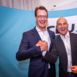Minsterpräsident Hendrik Wüst (CDU, links) kam nach Dortmund, um dem Wahlsieger Alexander Kalouti zu gratulieren.