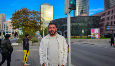 Polizisten radeln über rote Ampel