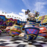 Kirmes-Besucher fahren 2025 auf der Sprödentalkirmes in Krefeld das beliebte Fahrgeschäft, den Breakdancer.