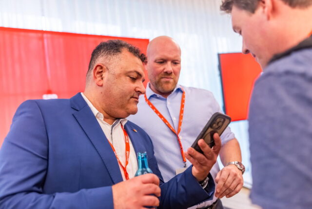 Zwei Mitglieder der Dortmunder SPD schauen am Abend der Kommunalwahl 2025 auf ein Smartphone.