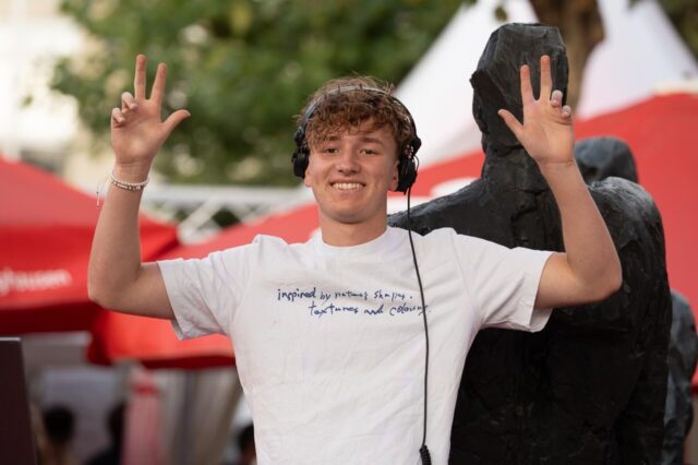 DJ Azon alias Jannick Hochscheid bei einem Auftritt bei Zu Gast in Recklinghausen 2025.