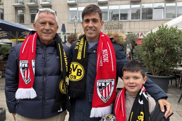 Eine Familie steht mit Bilbao-Schals auf dem Alten Markt in Dortmund.