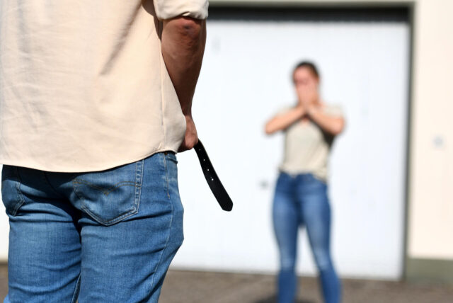 Auf einem Symbolfoto steht ein Mann mit offener Hose vor einer jungen Frau.