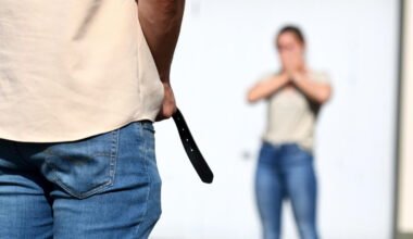 Mann bedroht 13-Jährige und masturbiert vor ihr