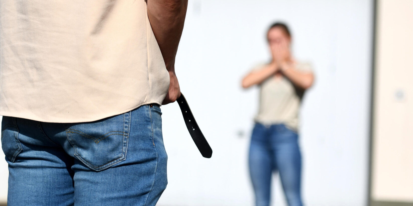 Mann bedroht 13-Jährige und masturbiert vor ihr