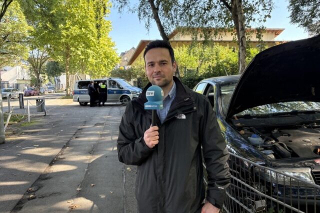 Reporter Martin Bytomski vor dem beschädigten Fahrzeug.