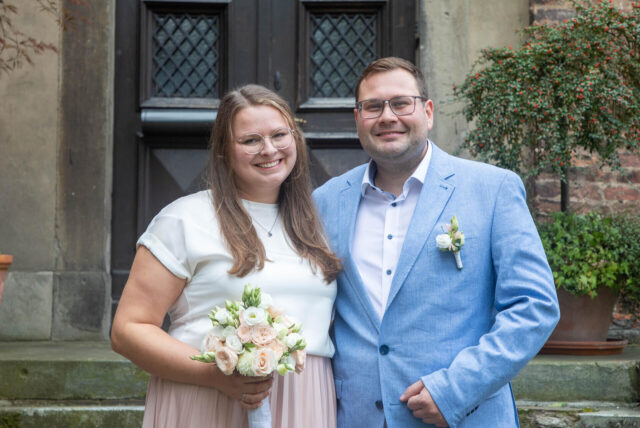 Klara (geborene Brandhofe) und Dennis Dyringer haben sich auf Schloss Bladenhorst das Ja-Wort gegeben. 