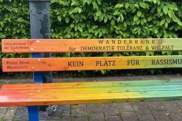 Nahaufnahme der Wanderbank.