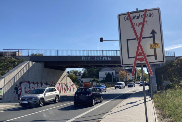 Ein Schild weist auf eine Sperrung der Olpketalstraße in Dortmund-Lücklemberg hin.