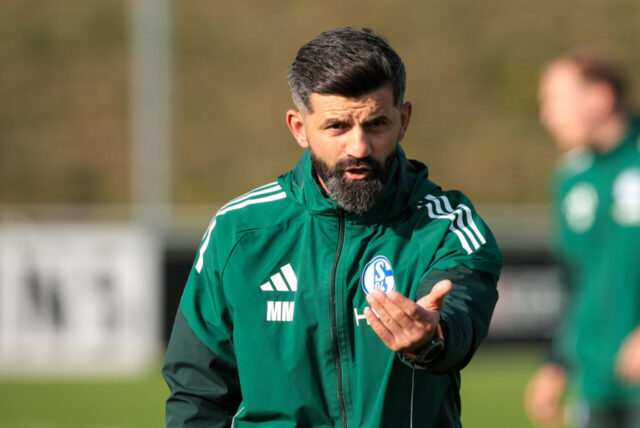 29.09.2025, Fussball, Saison 2025/2026, Training FC Schalke 04, Trainer Miron Muslic (FC Schalke 04) gibt Anweisungen,
Foto: RHR-Foto/EWERT