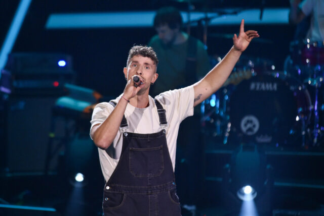 Der Castrop-Rauxeler Dustin Lukat trägt bei seinem Auftritt in den „Blind Auditions“ der TV-Castingshow „The Voice of Germany“ ein weißes Shirt und eine schwarze Latzhose.