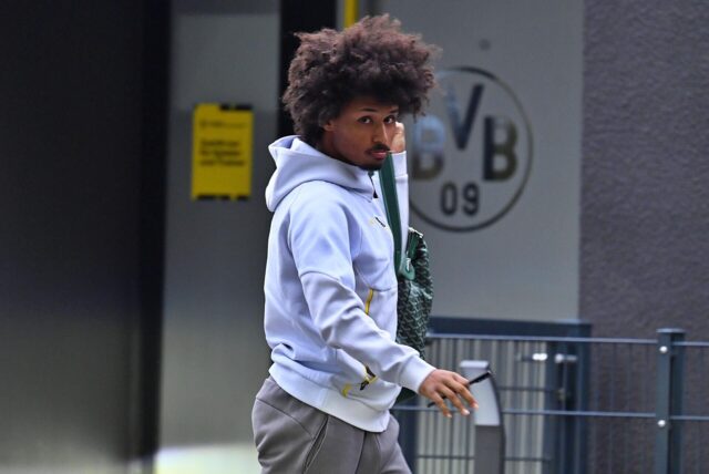 Karim Adeyemi schaut zur Seite.