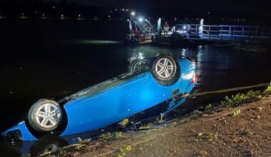 Dortmunder Auto fährt in den Baldeneysee in Essen