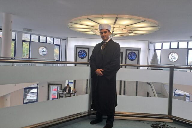Der Iman Ahmet Akkaya steht auf der Empore der Blauen Moschee Herten.