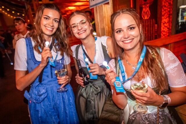 Zum Finale wurde noch mal kräftig gefeiert: Diese Besucher hatten viel Freude mit Lorenz Büffel und Münchner G’schichten.