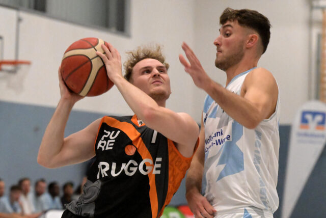 Janne Bromisch verteidigt seinen Gegenspieler.