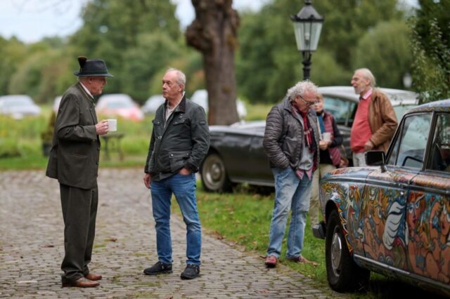 Klaus-Josef Roßfeldt (l.) gehört ein ganz besonderer Rolls-Royce: Er ist nicht nur ein kostbarer Oldtimer aus dem Jahr 1977, sondern auch ein Kunstwerk.