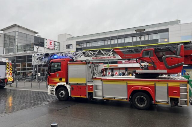 Ein Fahrzeg der Hertener Feuerwehr steht auf dem Ott-Wels-Platz vor Kaufland.
