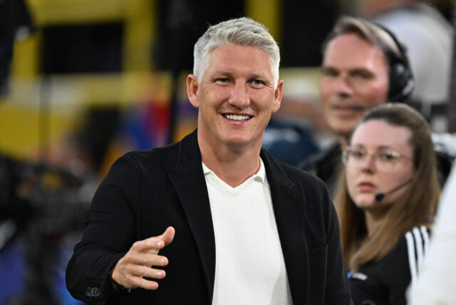 Bastian Schweinsteiger steht im BVB-Stadion Signal Iduna Park und lacht.