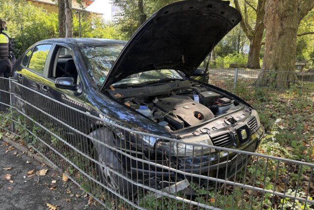 Beschädigtes Fahrzeug auf einem Grünstreifen