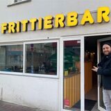 Anil Adalan hält die Tür seines Imbiss‘ Frittierbar in Recklinghausen offen.