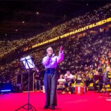 Das BVB-Weihnachtssingen in Dortmund: Stefanie Heinzmann sang vor einem Rekordpublikum.