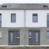 Zwei der zwölf Doppelhaushälften, die die Dortmunder Volksbank im Beerenbruchviertel in Castrop-Rauxel zur Vermietung anbietet. Wer hier wohnen möchte, muss mit mehr als 2000 Euro Warmmiete kalkulieren.