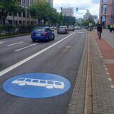 Fahrbahnmarkierungen weisen auf die Busspur auf einem Teil des Dortmunder Walls hin.