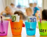 Zahnbürsten und Zahnputzbecher mit den Vornamen der Kinder stehen am 18.04.2016 in einer Kindertagesstätte in Düsseldorf