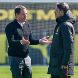 Lars Ricken unterhält sich im Training mit Niko Kovac.