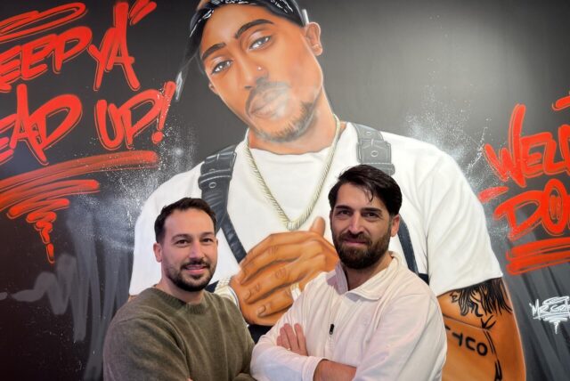 Die Brüder Güney (links) und Alim Öztürk in der von ihnen geführten Filiale von RnBeef im Dortmunder Kreuzviertel. Die beiden stehen vor einem großen Wandgemälde von Tupac Shakur.