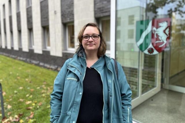 Christin Rösner steht vorm Eingang des Amtsgericht Castrop-Rauxel.