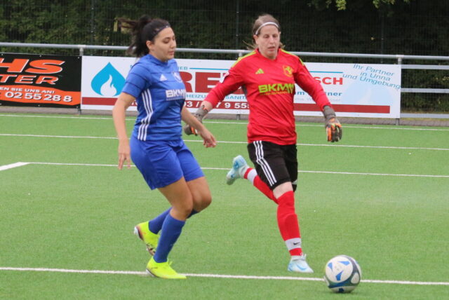 Julia Glowka läuft zum Ball.