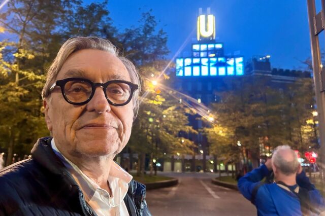 Filmemacher Adolf Winkelmann vor dem U-Turm mit den „Fliegenden Bildern“.